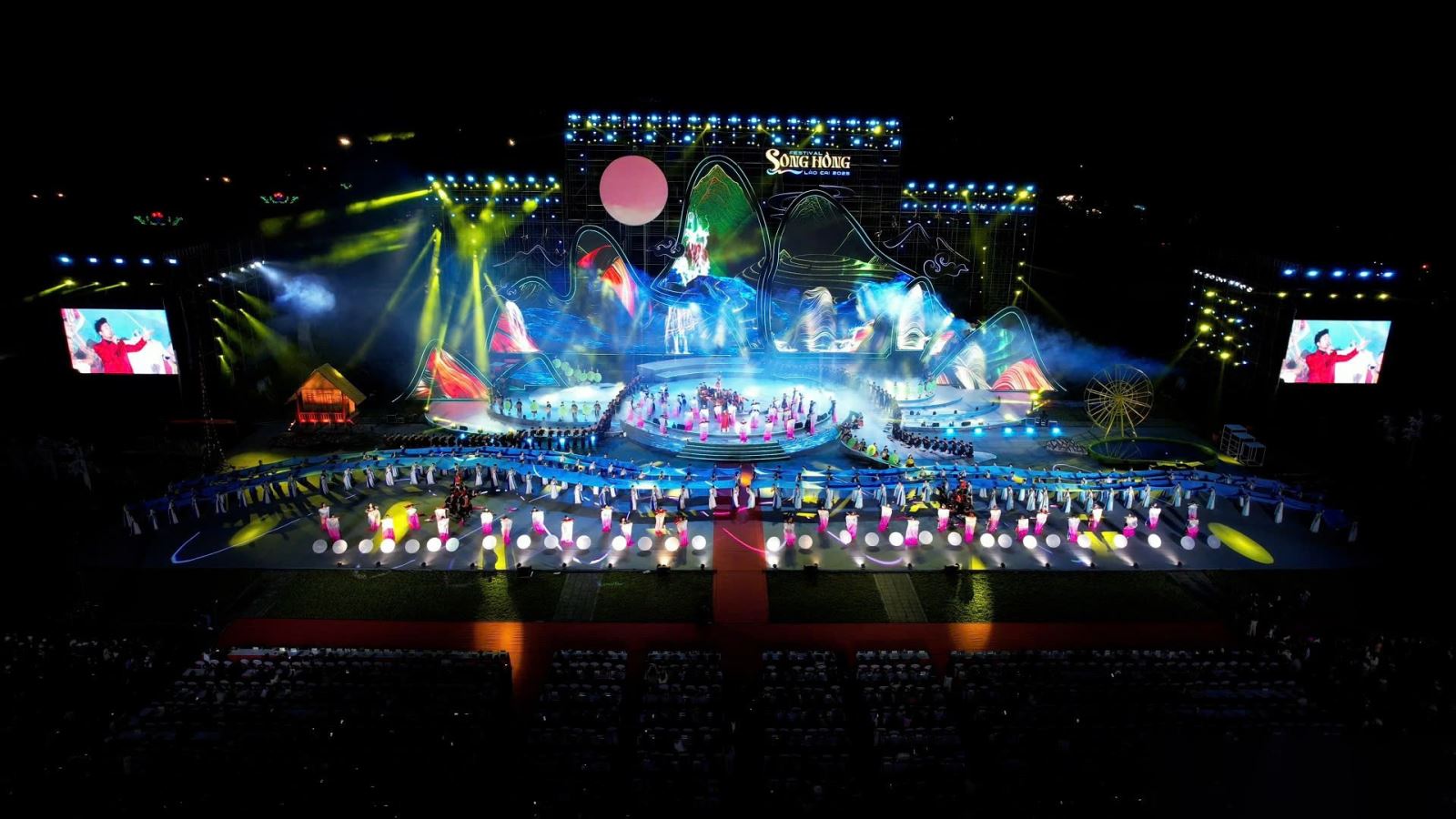 Thi công sân khấu sự kiện Tuần lễ Festival Sông Hồng năm 2025