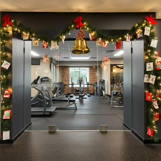 Trang trí giáng sinh phòng gym chung cư với chuông noel, thiệp noel