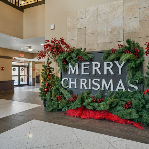 Trang trí giáng sinh khu lễ tân chung cư với chữ merry christmas, vòng nguyệt quế