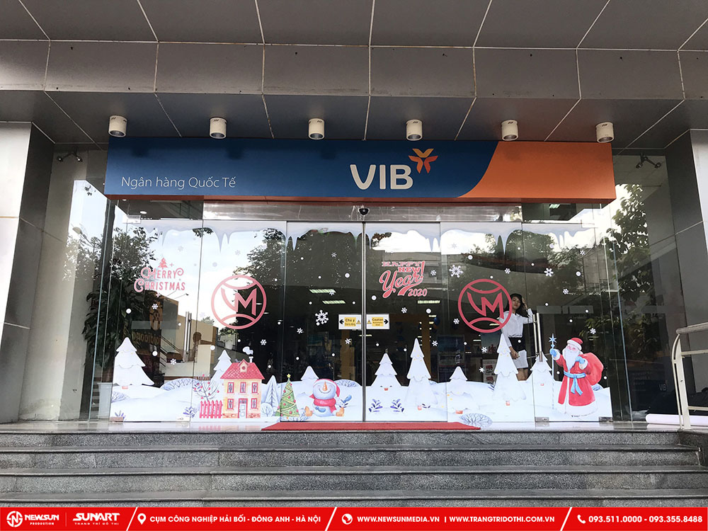 Trang trí Noel ngân hàng cửa kính với decal, chữ Noel