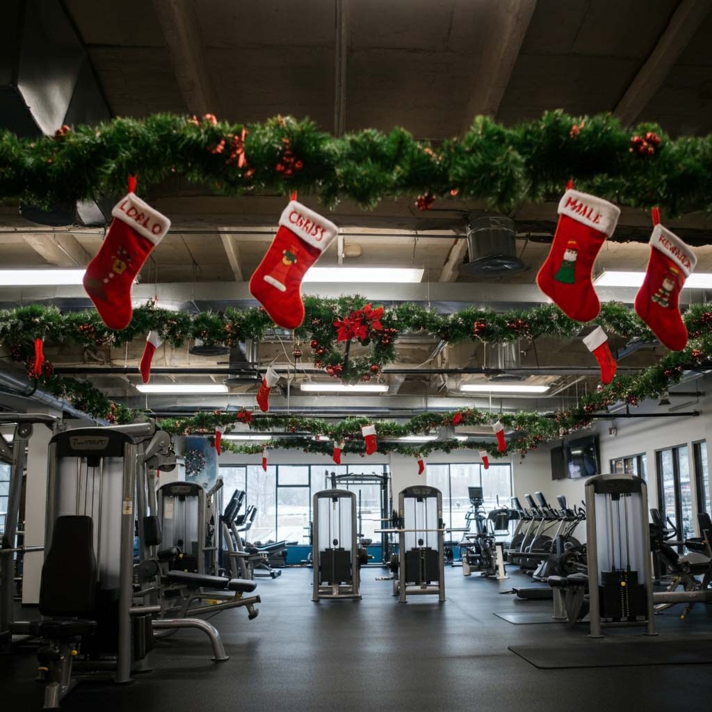 Trang trí Noel phòng gym với tất Noel