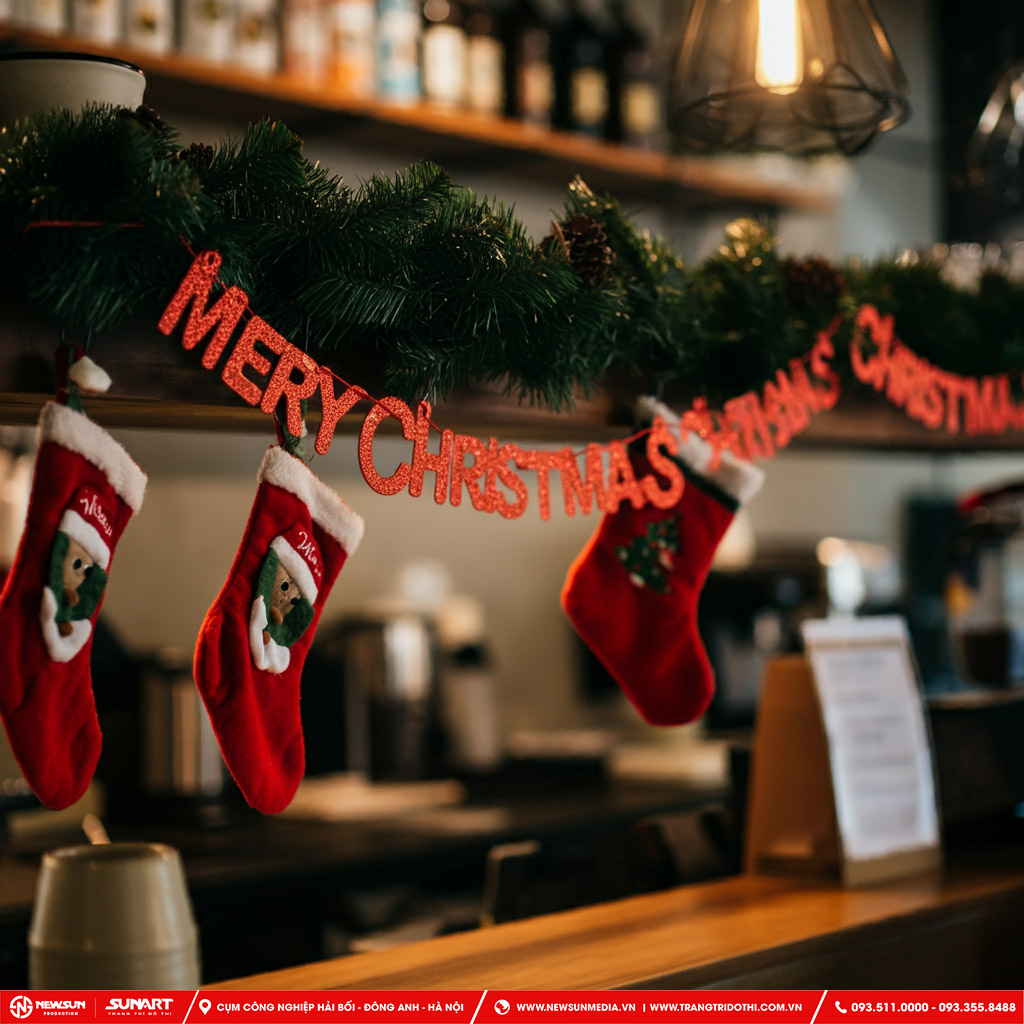 Trang trí Noel quán cafe tại quầy thu ngân với vòng nguyệt quế, chuông noel