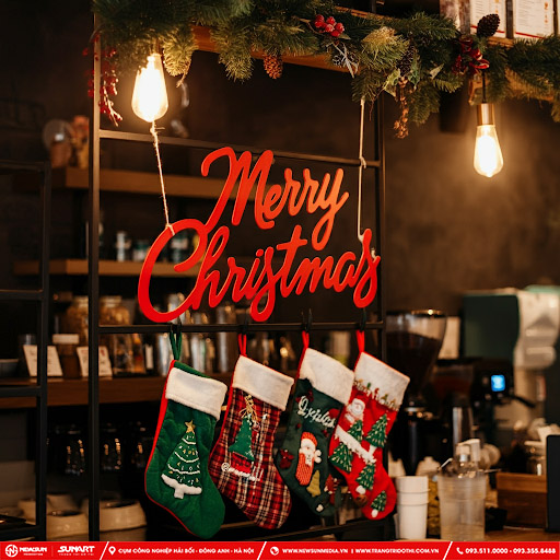 Trang trí Noel quán cafe tại quầy pha chế với chữ merry christmas