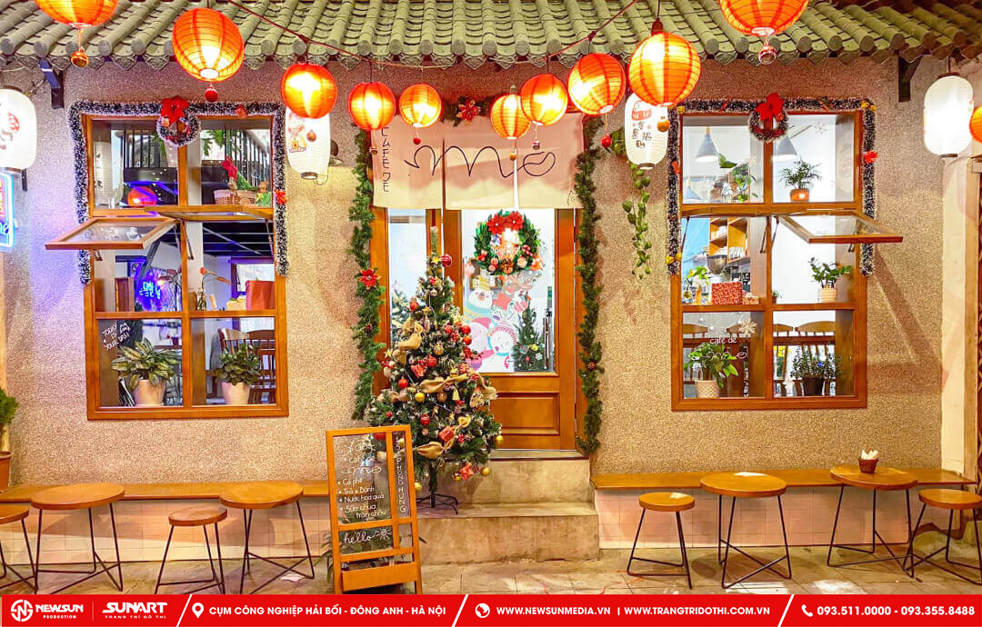 Trang trí Noel cửa quán cafe với vòng nguyệt quế, chuông noel