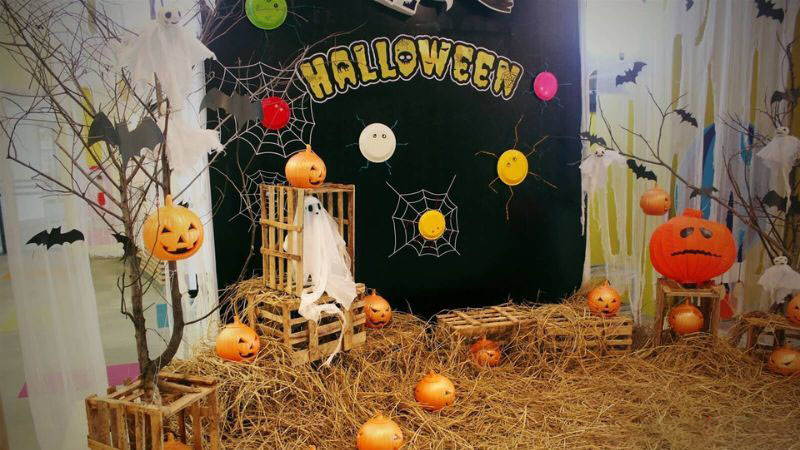 Ý tưởng trang trí Halloween trường mầm non bằng rơm rạ và dây vải